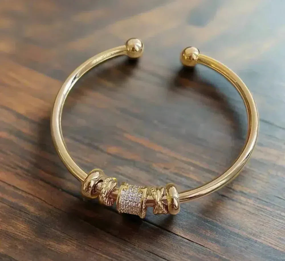 Bracciale Regolabile con Ciondoli Dorati