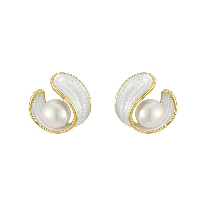Luxurious earrings with white opal and pearl in gold